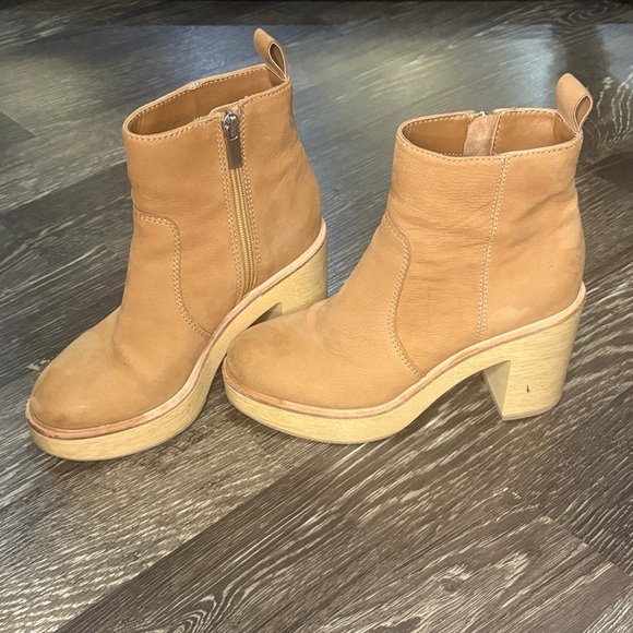 Dolce Vita Cecile clog ankle bootie with a heel in tan size 5.5 - Picture 1 of 6